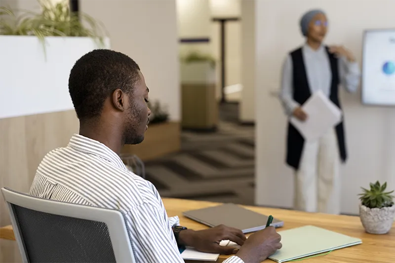 L’apprentissage, levier essentiel de réussite, permet à chacun de progresser et de s’épanouir dans un environnement dynamique et formateur.